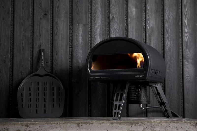 Gozney Roccbox Pizzaofen mit Abdeckhaube und Servierteller