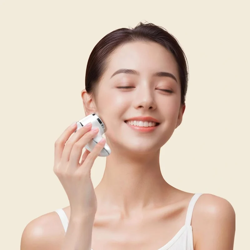KiCA iBeauty – 4-in-1 Gesichtspflegegerät, Ionen-Technologie, 43°C Wärme, kabellose Ladestation